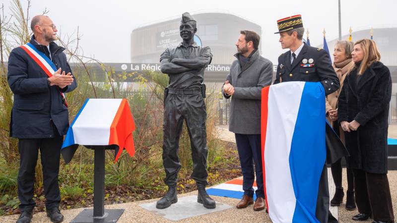 Grutage d'une sculpture en bronze d'Arnaud Beltrame