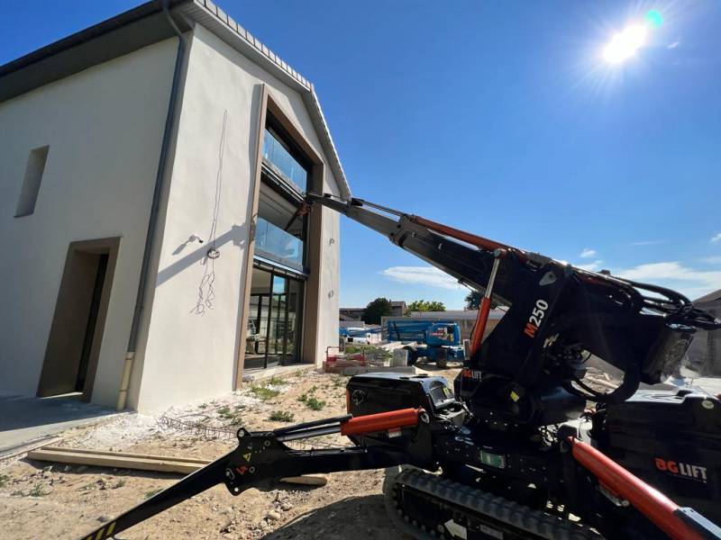 Location d'une MINI GRUE ARAIGNEE sur chenilles BG Lift 250 avec opérateur