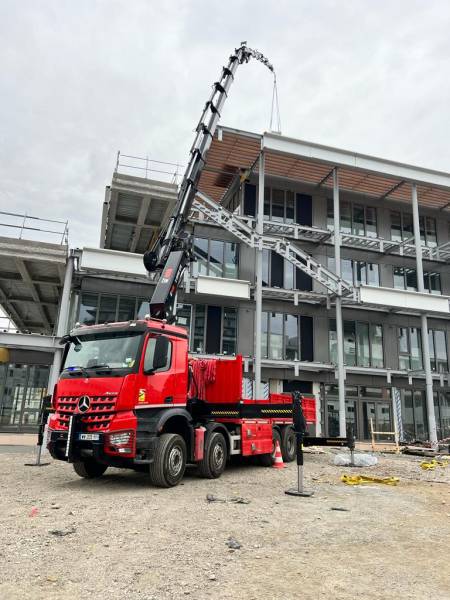 Location GRUE HIAB 638 JIB ET TREUIL sur Porteur MERCEDES AROCS 8X4 avec opérateur à Lyon