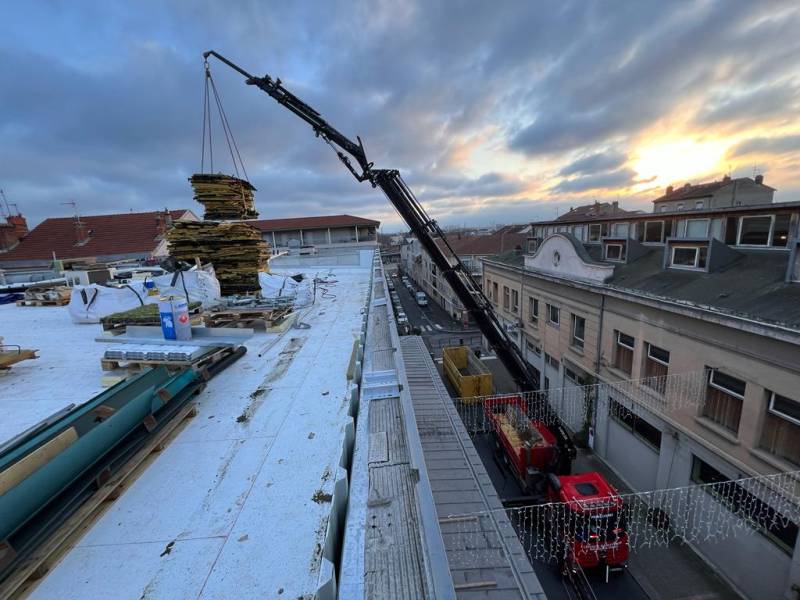 Location GRUE HIAB 638 JIB ET TREUIL sur Porteur MERCEDES AROCS 8X4 avec opérateur à Lyon