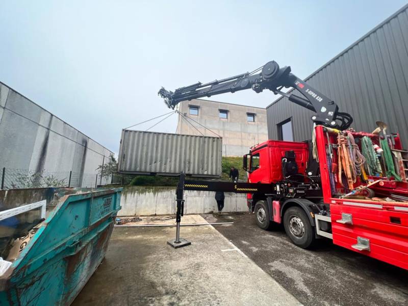 Location GRUE HIAB 638 JIB ET TREUIL sur Porteur MERCEDES AROCS 8X4 avec opérateur à Lyon