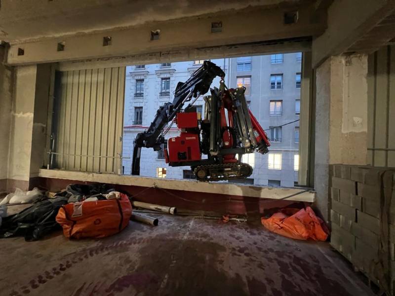Location d'une mini grue araignée sur chenilles KEGIOM SPYDER 350 à Lyon