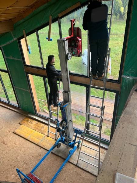 Lève matériaux équipé d'un palonnier à ventouses SUPERLIFTER SLK25