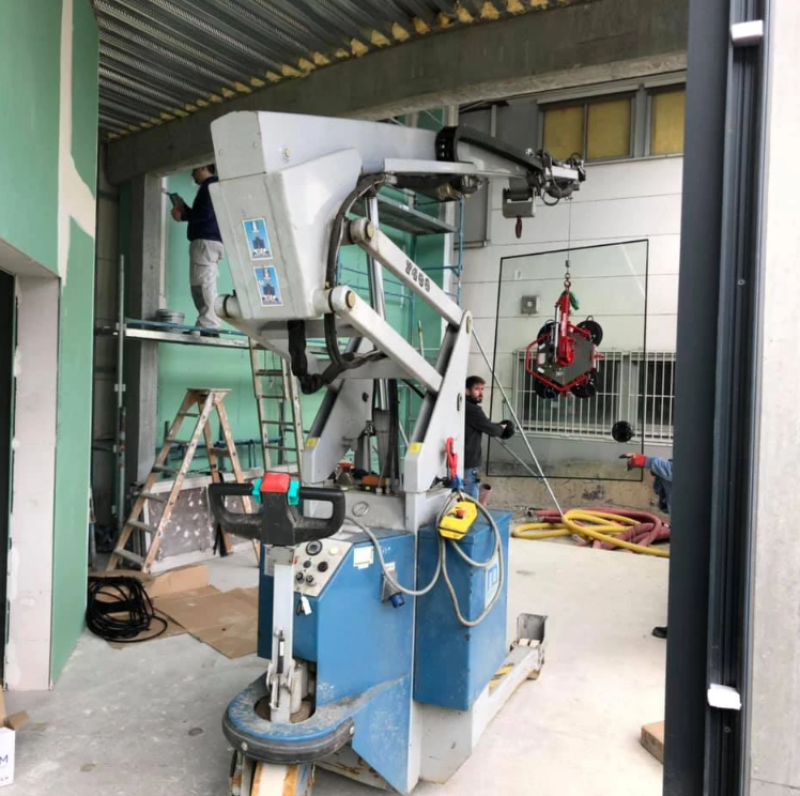 Location d'une GRUE A ROUE ELECTRIQUE MBC30 pour pose de vitrages et levage industriel à Lyon