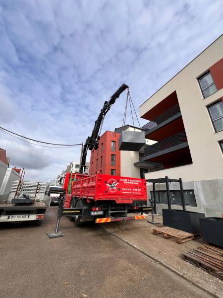 Levage d'une charpente métallique sur un bâtiment résidentiel à Voreppe (38)