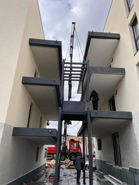 Levage d'une charpente métallique sur un bâtiment résidentiel à Voreppe (38)