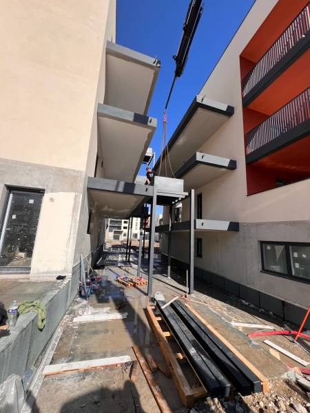 Levage d'une charpente métallique sur un bâtiment résidentiel à Voreppe (38)