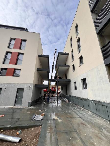 Levage d'une charpente métallique sur un bâtiment résidentiel à Voreppe (38)