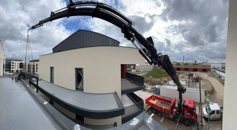 Levage d'une charpente métallique sur un bâtiment résidentiel à Voreppe (38)