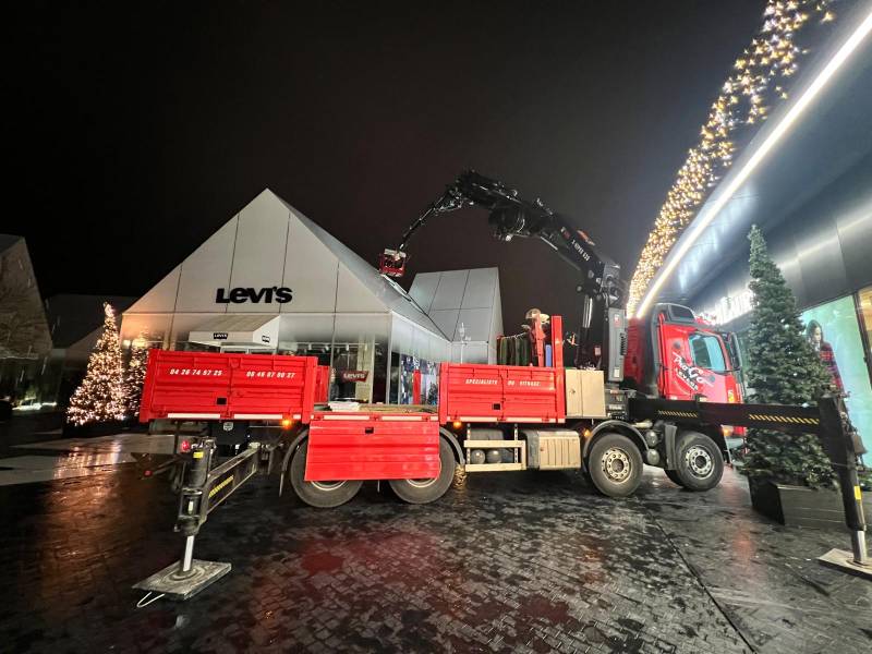 Location GRUE HIAB 638 JIB ET TREUIL sur Porteur MERCEDES AROCS 8X4 avec opérateur à Lyon