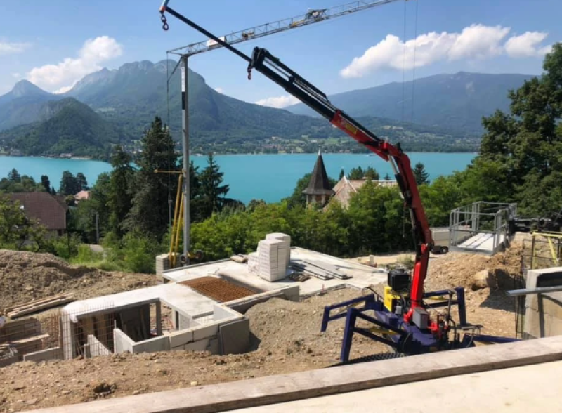 Louer une MINI GRUE A CHENILLES SML pour levage industriel et accès étroit à Lyon