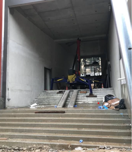 Louer une MINI GRUE A CHENILLES SML pour levage industriel et accès étroit à Lyon