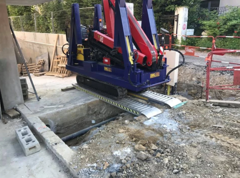 Louer une MINI GRUE A CHENILLES SML pour levage industriel et accès étroit à Lyon