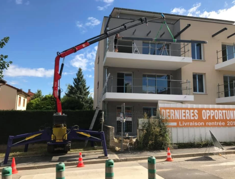 Louer une MINI GRUE A CHENILLES SML pour levage industriel et accès étroit à Lyon