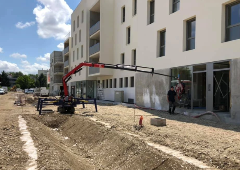 Louer une MINI GRUE A CHENILLES SML pour levage industriel et accès étroit à Lyon