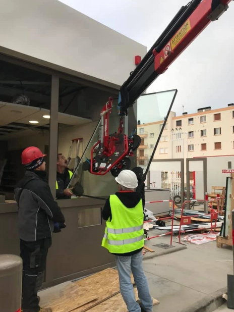 Louer une MINI GRUE A CHENILLES SML pour levage industriel et accès étroit à Lyon
