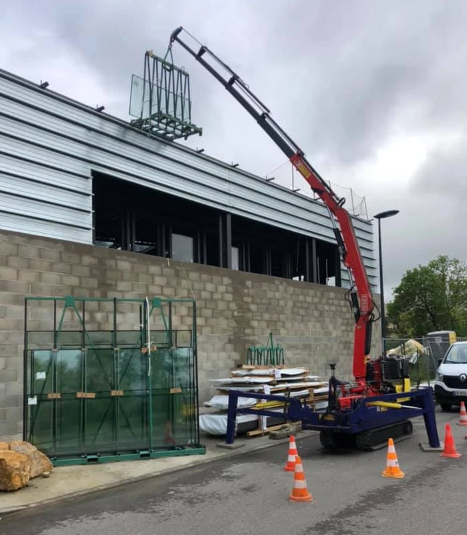 Louer une MINI GRUE A CHENILLES SML pour levage industriel et accès étroit à Lyon